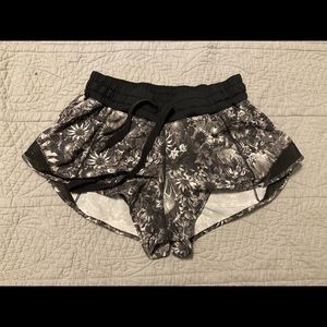 Lululemon hotty hot shorts size 6